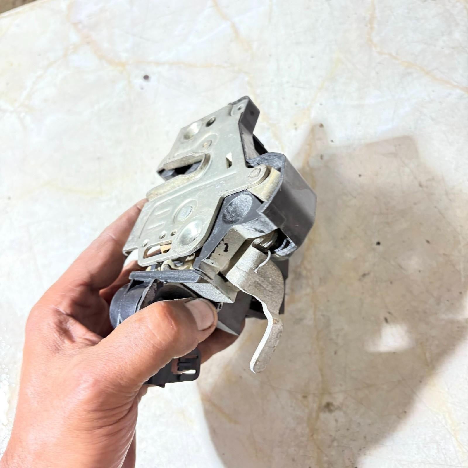 1995-2001 MERCEDES E300 NEARSIDE PASSENGER FRONT CENTRAL LOCKING UNIT