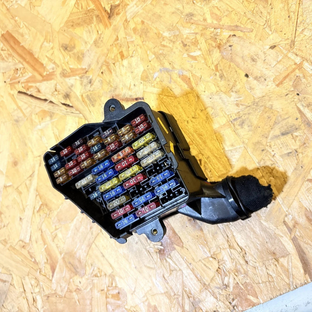 AUDI A8 D3 3.0 TDI DIESEL FUSE RELAY BOX 8D1941824 30680111 2000
