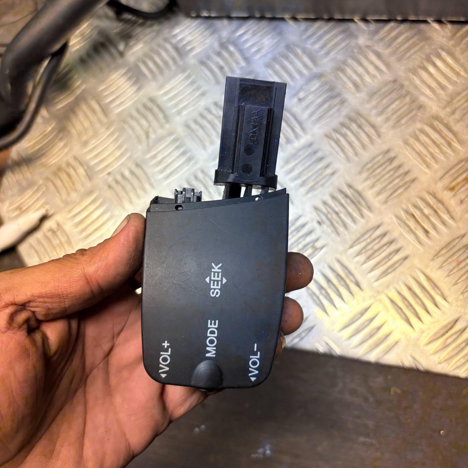 2009 FORD FOCUS STEERING WHEEL VOLUME CONTROLS SWITCH 3M5T-14K14