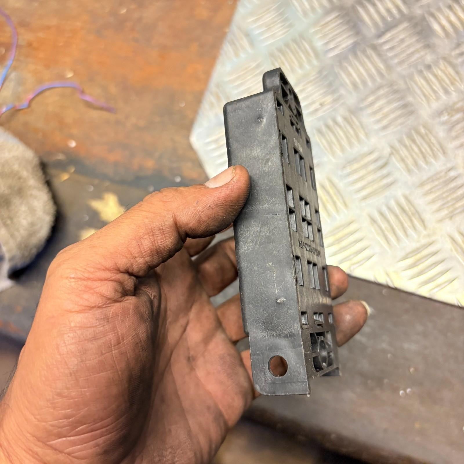 Kia Sorento 2002-2009 Year Relay Fuse Box 91310-3E810 Genuine OEM