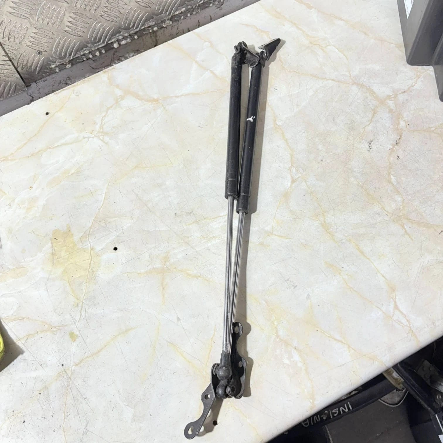 Kia Sorento Shock Absorbere Rear Glass 87180-3E010 2.5 Crdi 170Hp