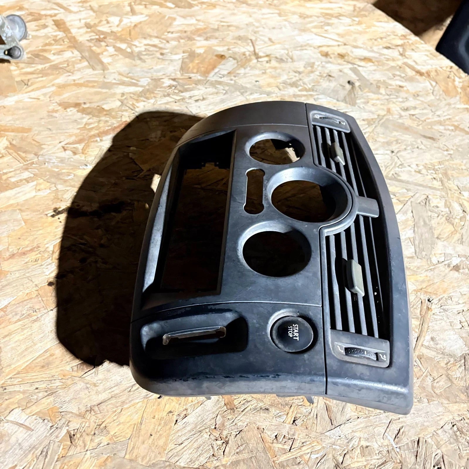 Renault Scenic Mk2 2003?2009 Centre Dash Radio Stereo Fascia Surround Panel