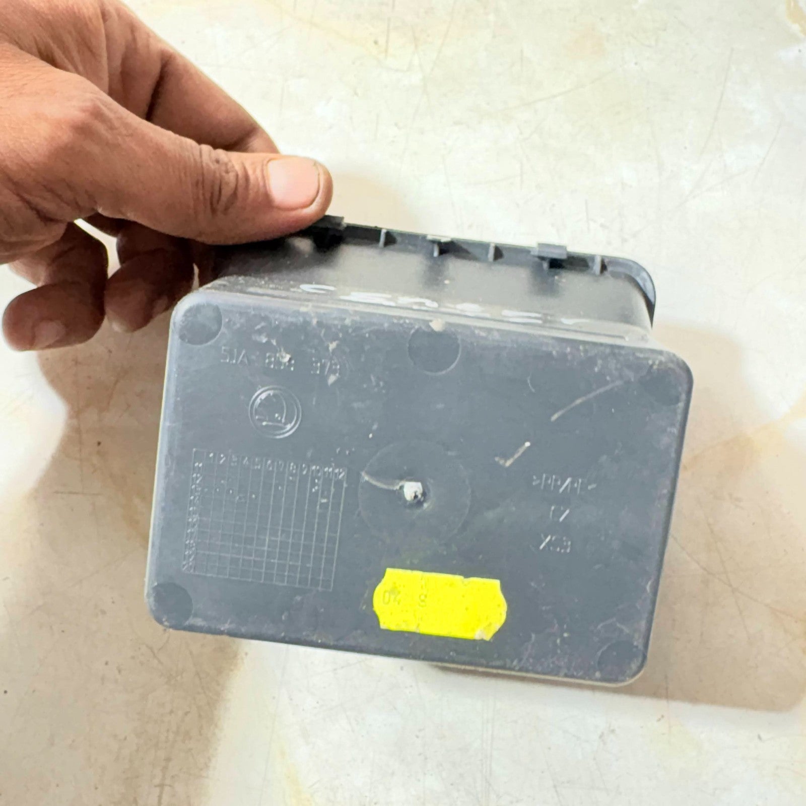 SKODA RAPID CENTRE CONSOLE STORAGE BOX 5JA858373 2012-2023