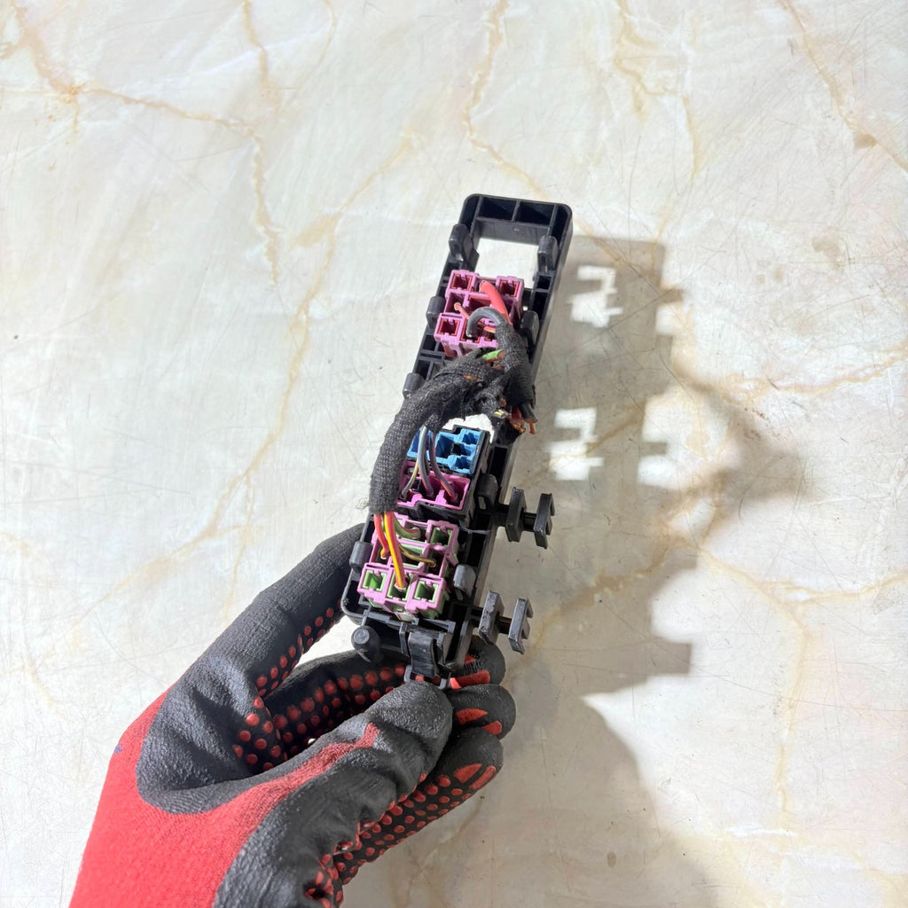 Skoda Superb 2009 Fuse Relay Box Mounting Bracket