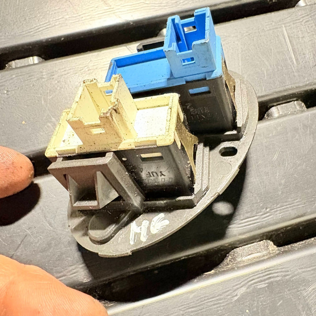 MG 2002-2005 REG HAZARD WARNING/CENTRAL LOCK UNLOCK SWITCH