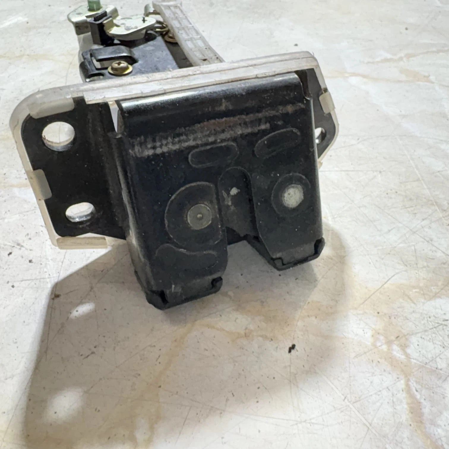 Suzuki Ignis Tailgate door central locking catch (2004) 194966635473