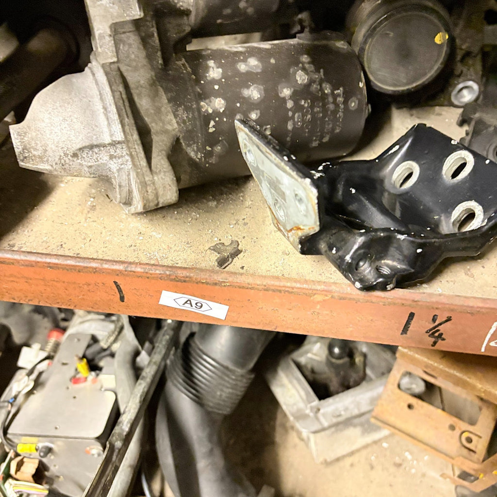 MERCEDES BENZ W447 VITO 2002 REAR RIGHT SIDE DOOR HINGE BOTTOM