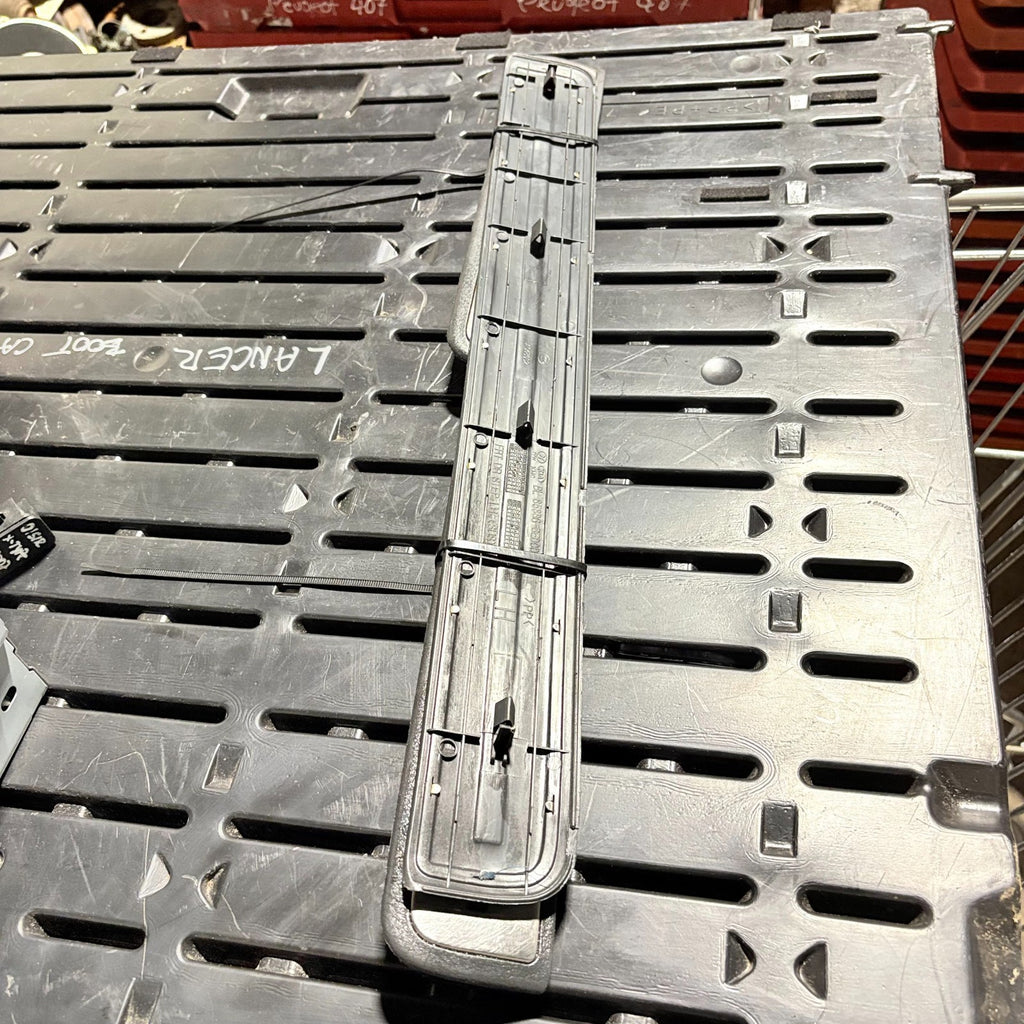 Kia Sorento Entry Step Trim Front Side Pair 85886-3E000 2002-2006