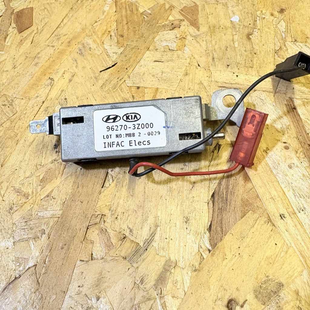 Hyundai i40 VF Saloon 2012-2019 Rear Glass Aerial Antenna Amplifier 96270-3Z000