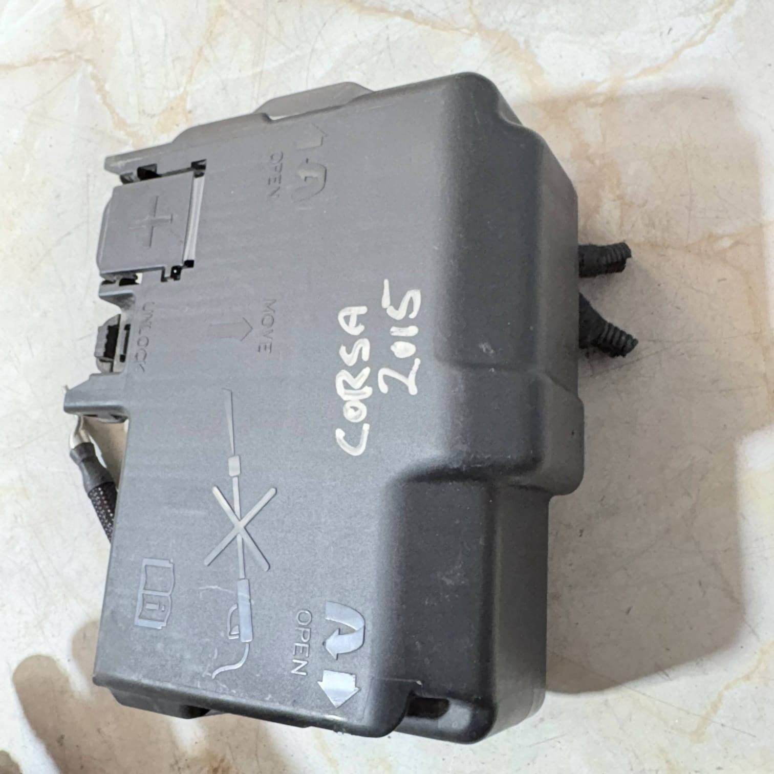 VAUXHALL ADAM BATTERY FUSE BOX 525230582 POWER BOARD 1.4 PETROL A14XEL 2015