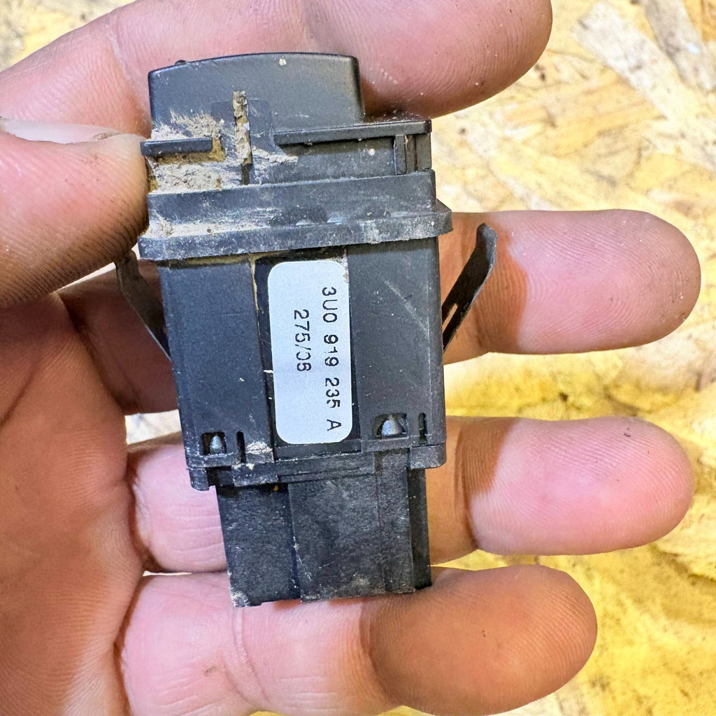 SKODA SUPERB PASSENGER LEFT AIRBAG OFF SWITCH BUTTON 3U0 919235 A