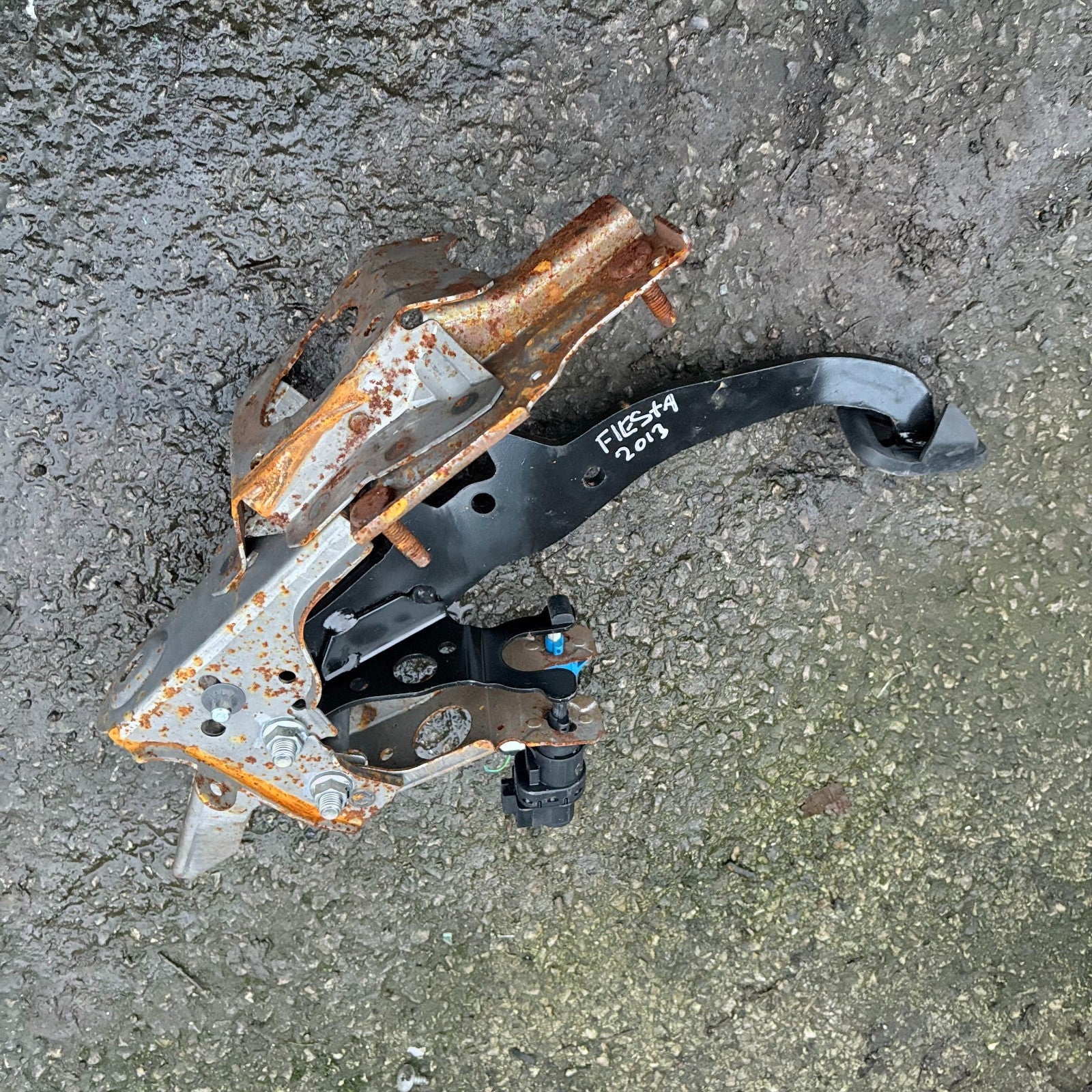 Ford Fiesta Brake Pedal Assembly Pedal Box Bracket 8V51-2450-BF 2008-2013