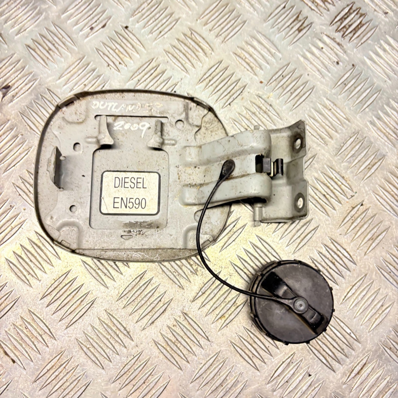 2009 MITSUBISHI OUTLANDER FUEL FLAP CAP COVER