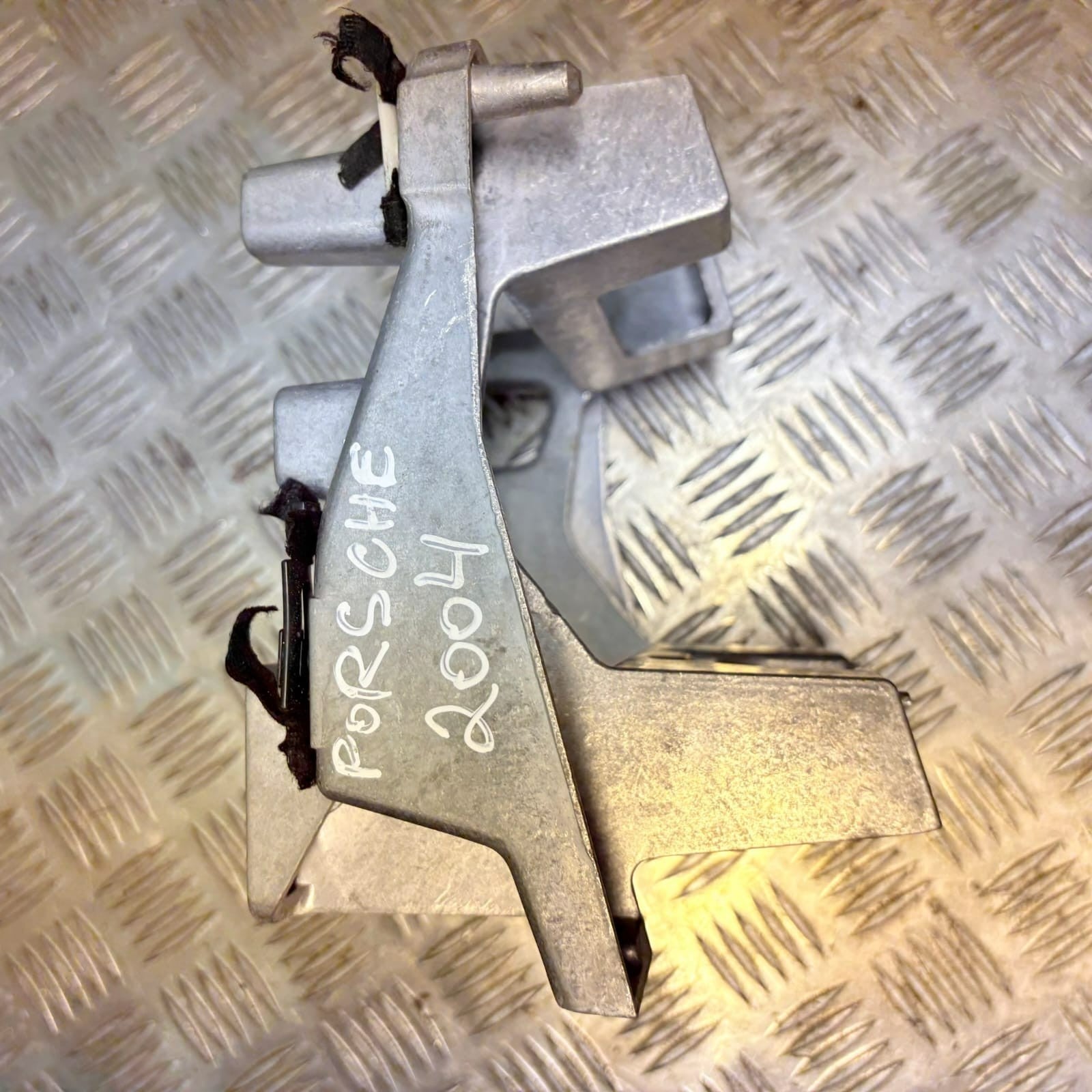 2004 AUDI Q7 FRONT ARMREST CENTER CONSOLE SUPPORT MOUNT BRACKET