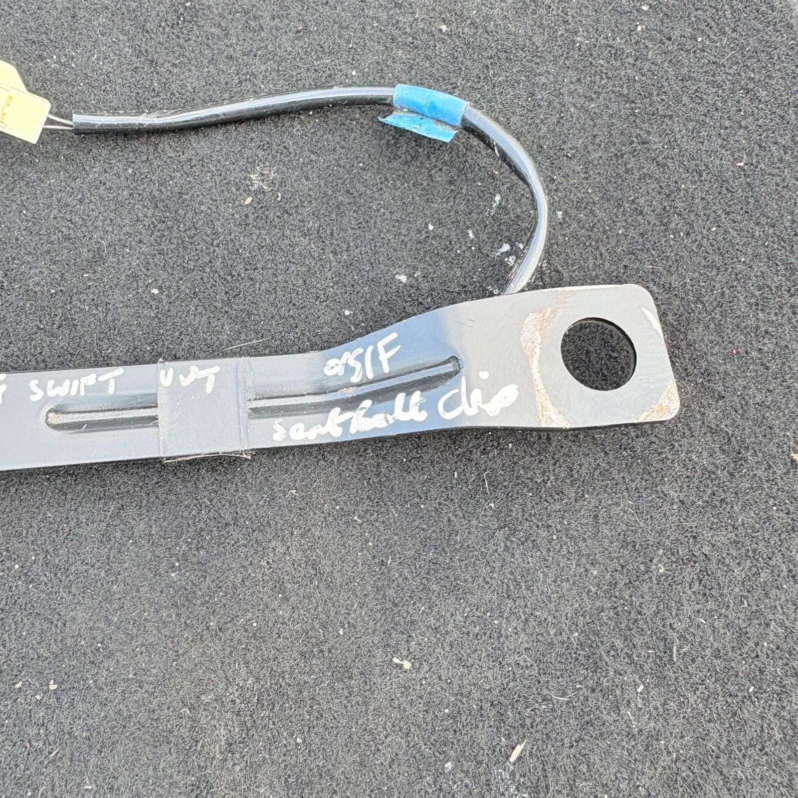 SUZUKI SWIFT VVT OFFSIDE DRIVER FRONT RIGHT SEAT BELT STALK BUCKLE E034501