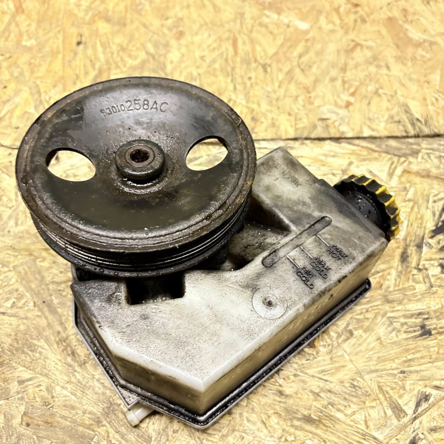 Jeep Cherokee/Liberty KJ 2003 3.7 V6 Power Steering Pump + Reservoir 52088710AB