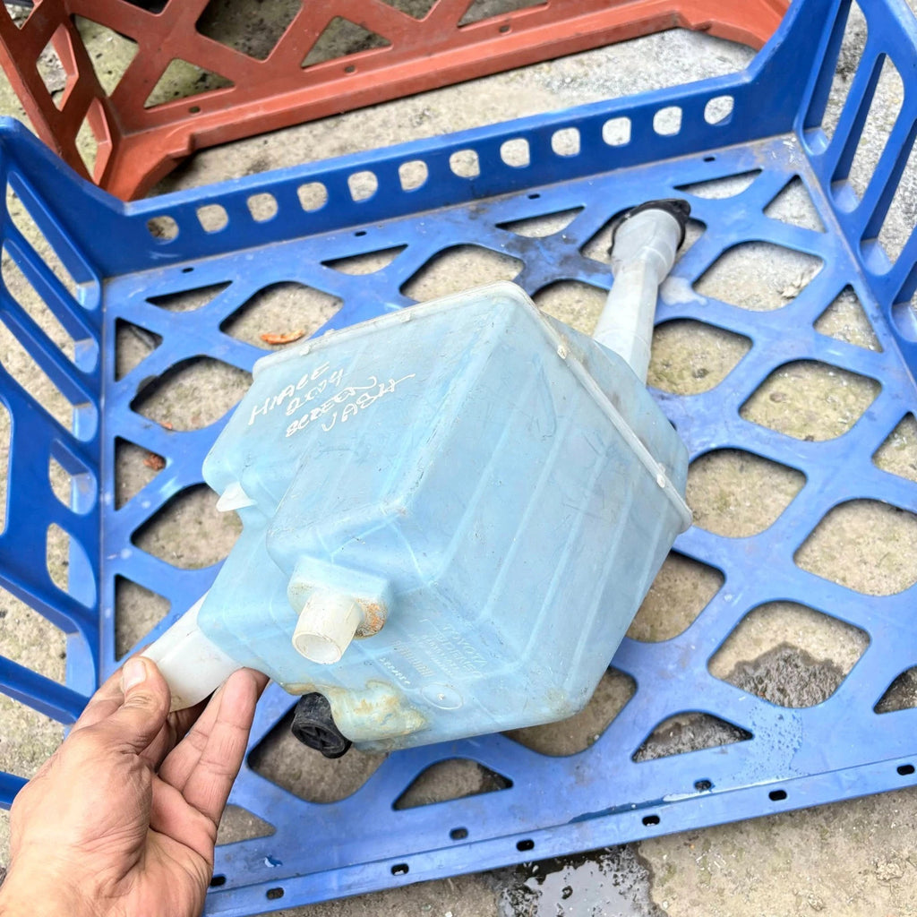 Toyota HiAce Windscreen Washer Bottle Reservoir & Pump 2004 2005 060351-833