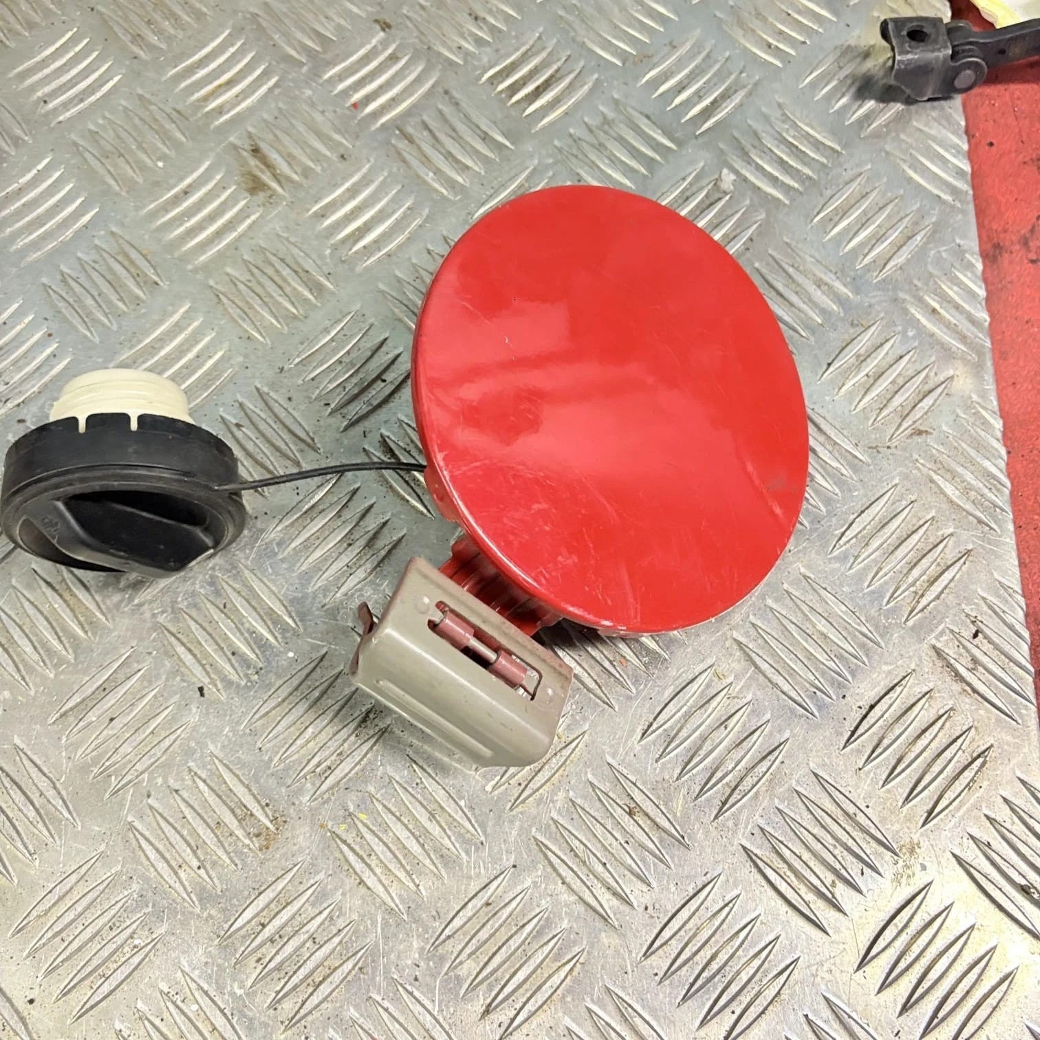 Suzuki Alto 2009-2014 Fuel Filler Flap Cover + Cap Red 5 Door Hatch Petrol Lid