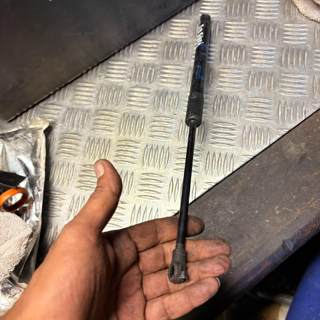 2012 TOYOTA YARIS 5DR REAR TAILGATE STRUT 68960-0W620