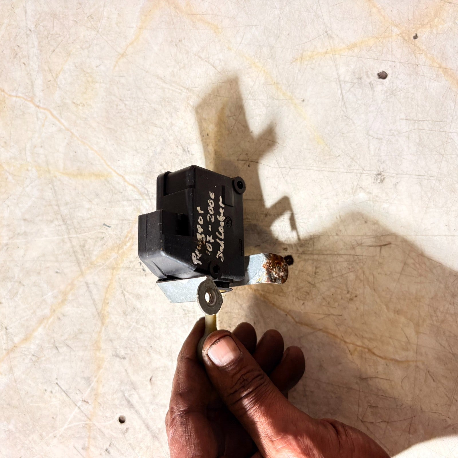 Peugeot 107 5-Door Rear Trunk Lid Actuator Motor 2005-2014