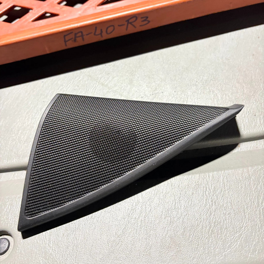 MERCEDES C220 C-CLASS 2007-2014 LEFT FRONT TWEETER SPEAKER & TRIM A2047200148
