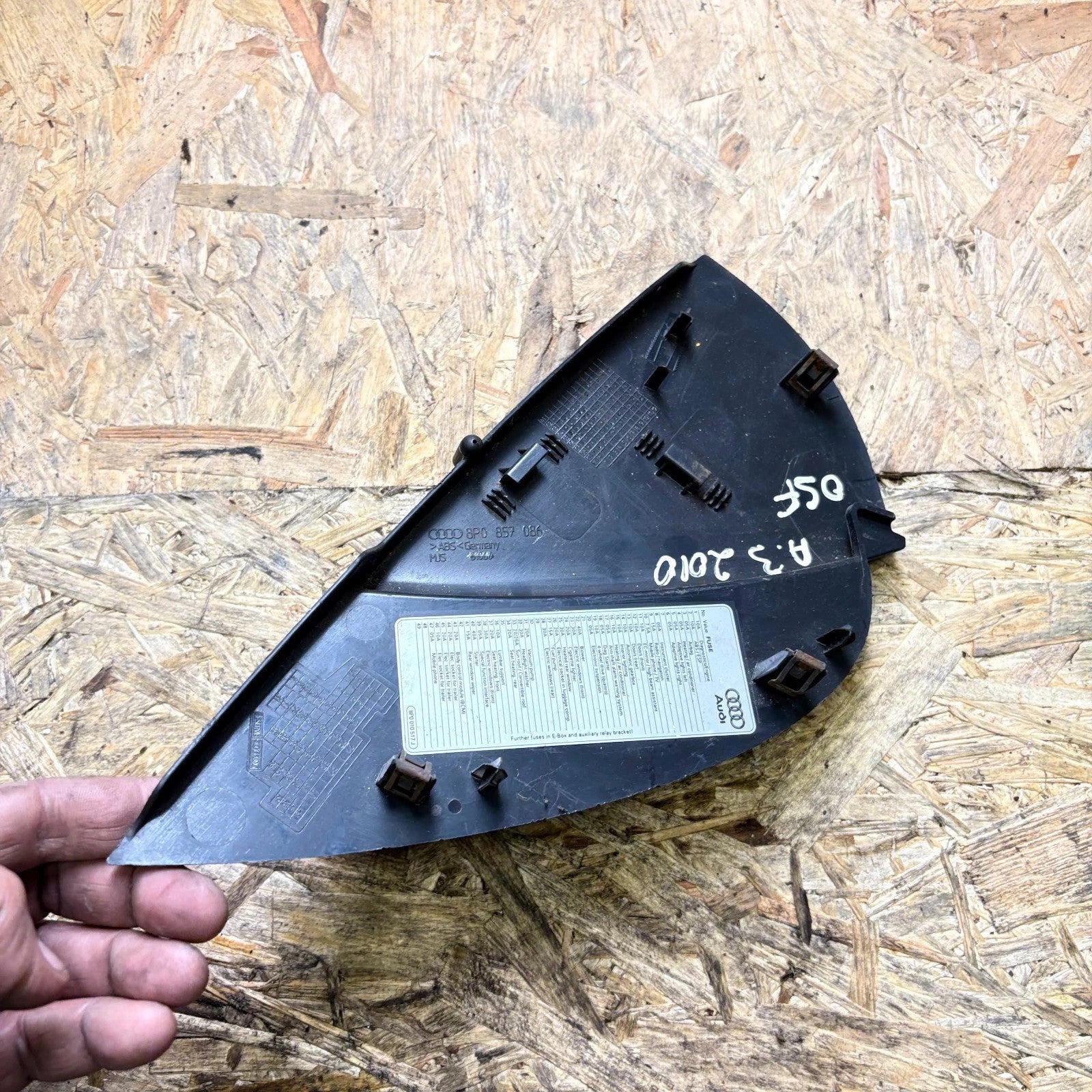 AUDI A3 2010 OFF SIDE DRIVER SIDE DASHBOARD END COVER CAP TRIM 8P0857086