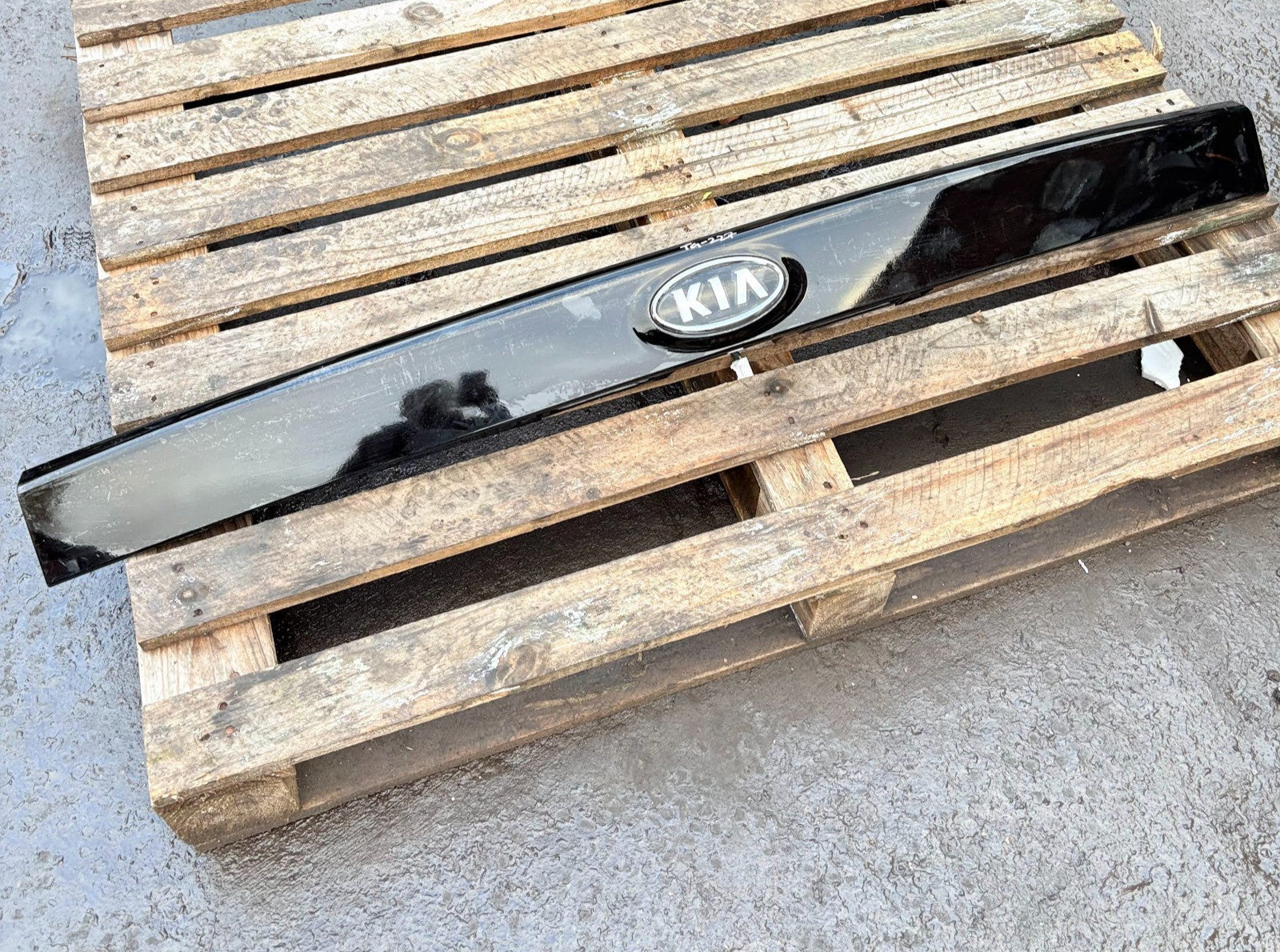 2013 On MK3 KIA CARENS TAILGATE TRIM + Badge 5 DOOR MPV