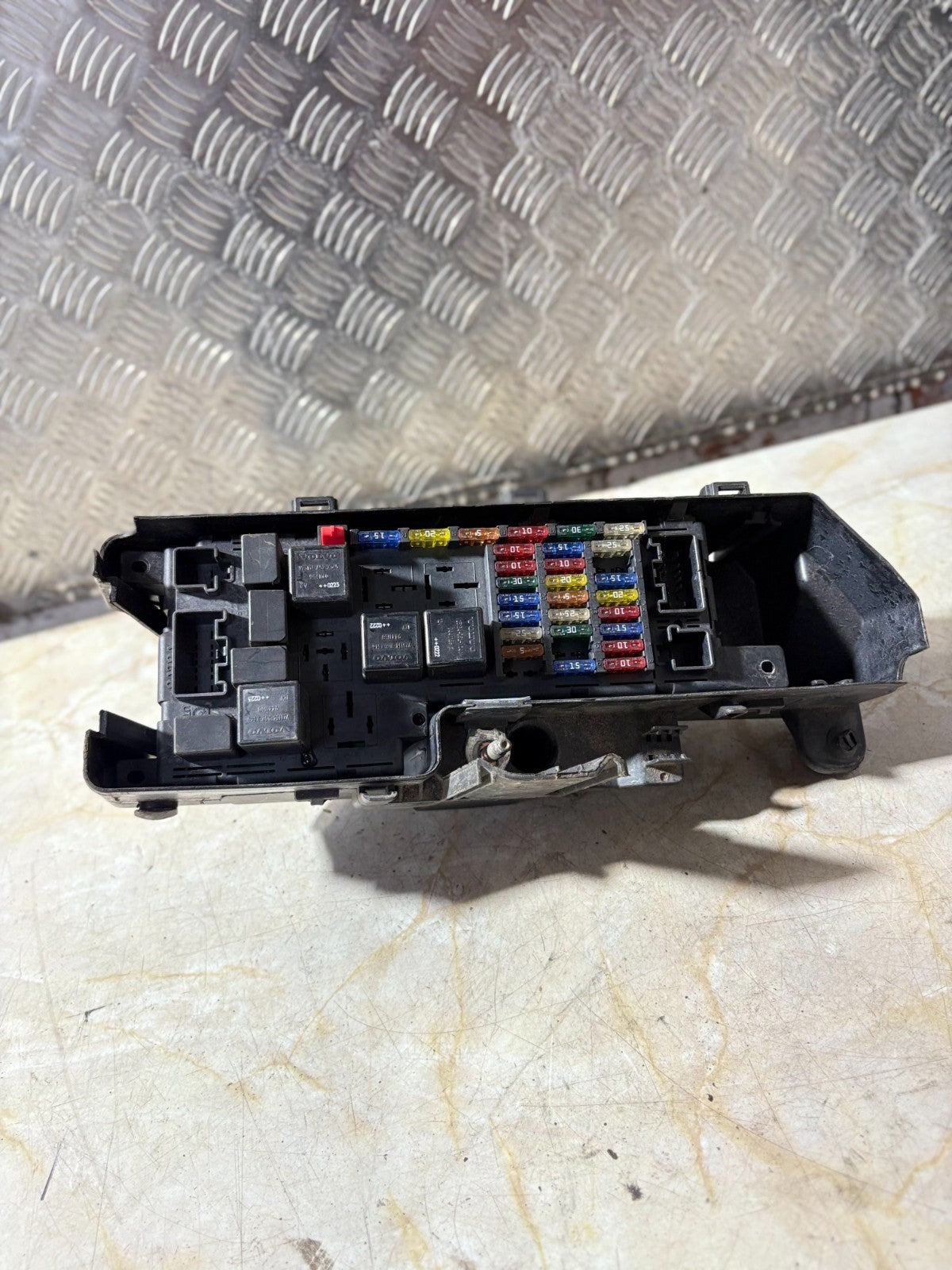 9494210 Volvo S60 MK1 V70 MK2 2000-2005 Engine Bay Fuse Box Terminal Module