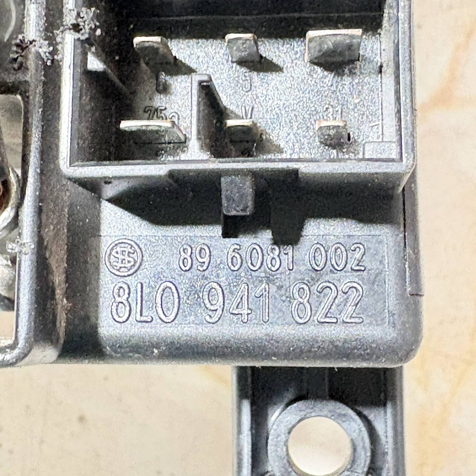 VW Golf IV Mk4 1998-2004 Petrol Under Dash Relay Fuse Box Panel 8L0941822 409 53