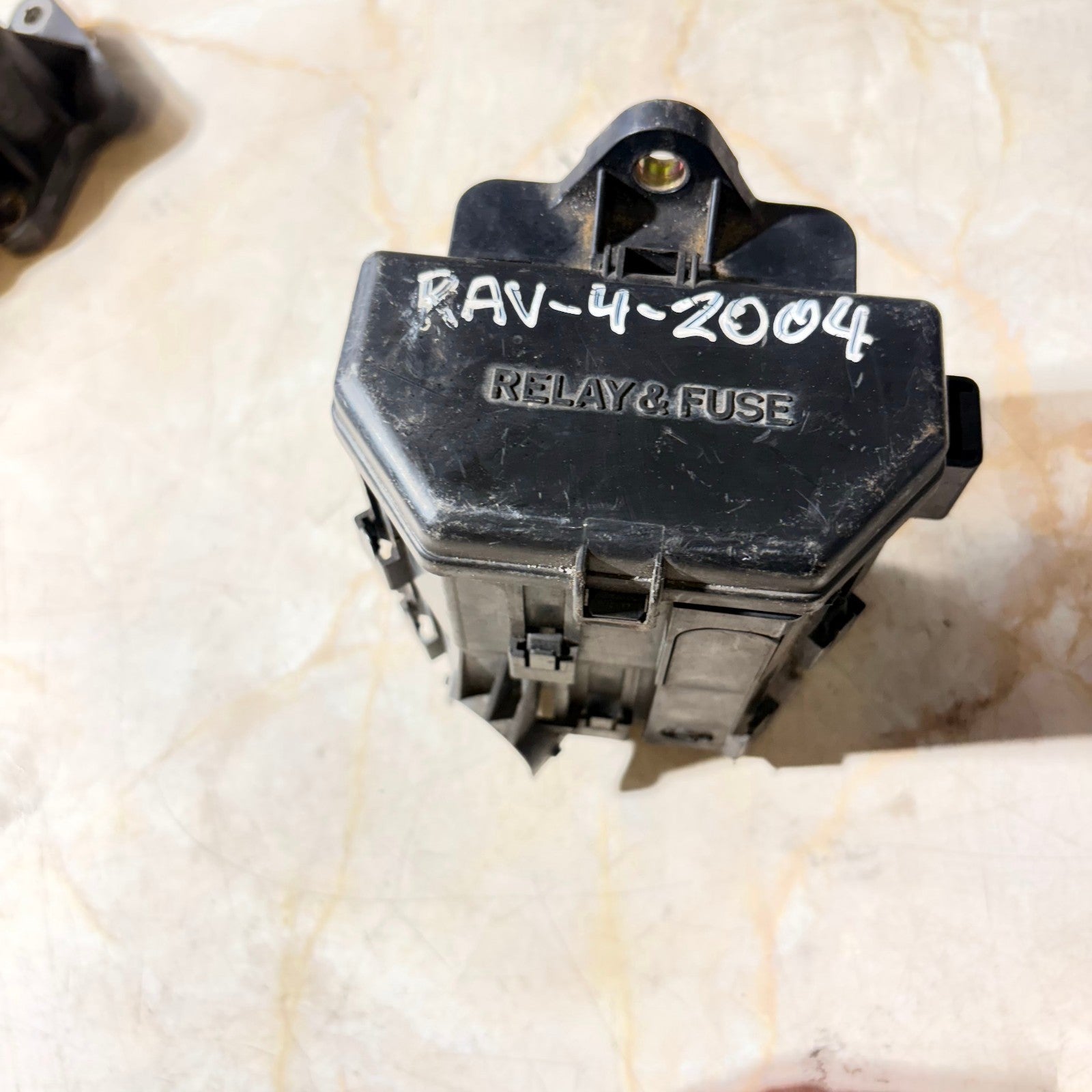 Toyota RAV4 Mk2 2004-2005 Relay Fuse Box Engine Bay Wiring Block Relays
