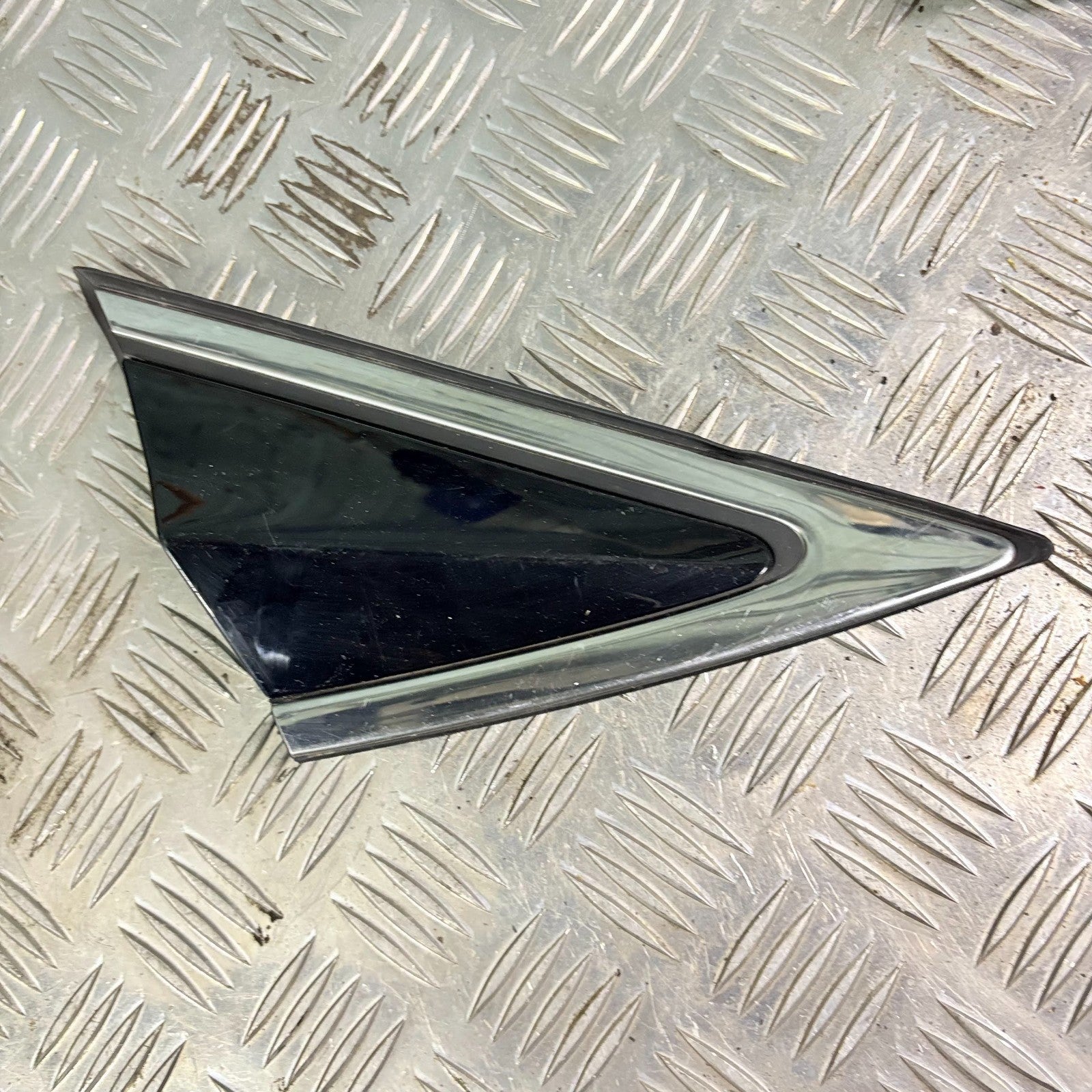 2017 HYUNDAI I40 EXTERIOR WING TRIM MOULDING TRIANGLE RIGHT DRIVER 86190-3Z000