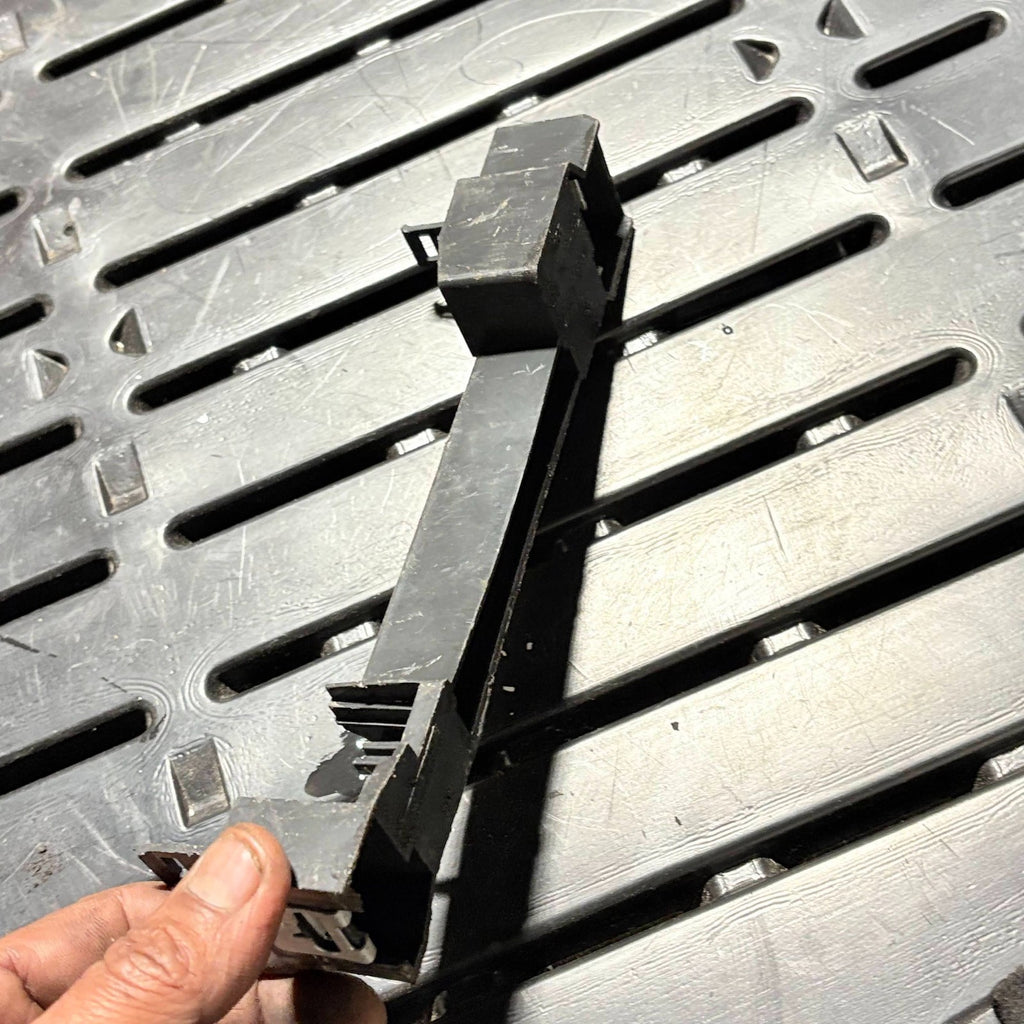 Seat Ibiza Mk5 Console Footwell Bracket 6F2863143