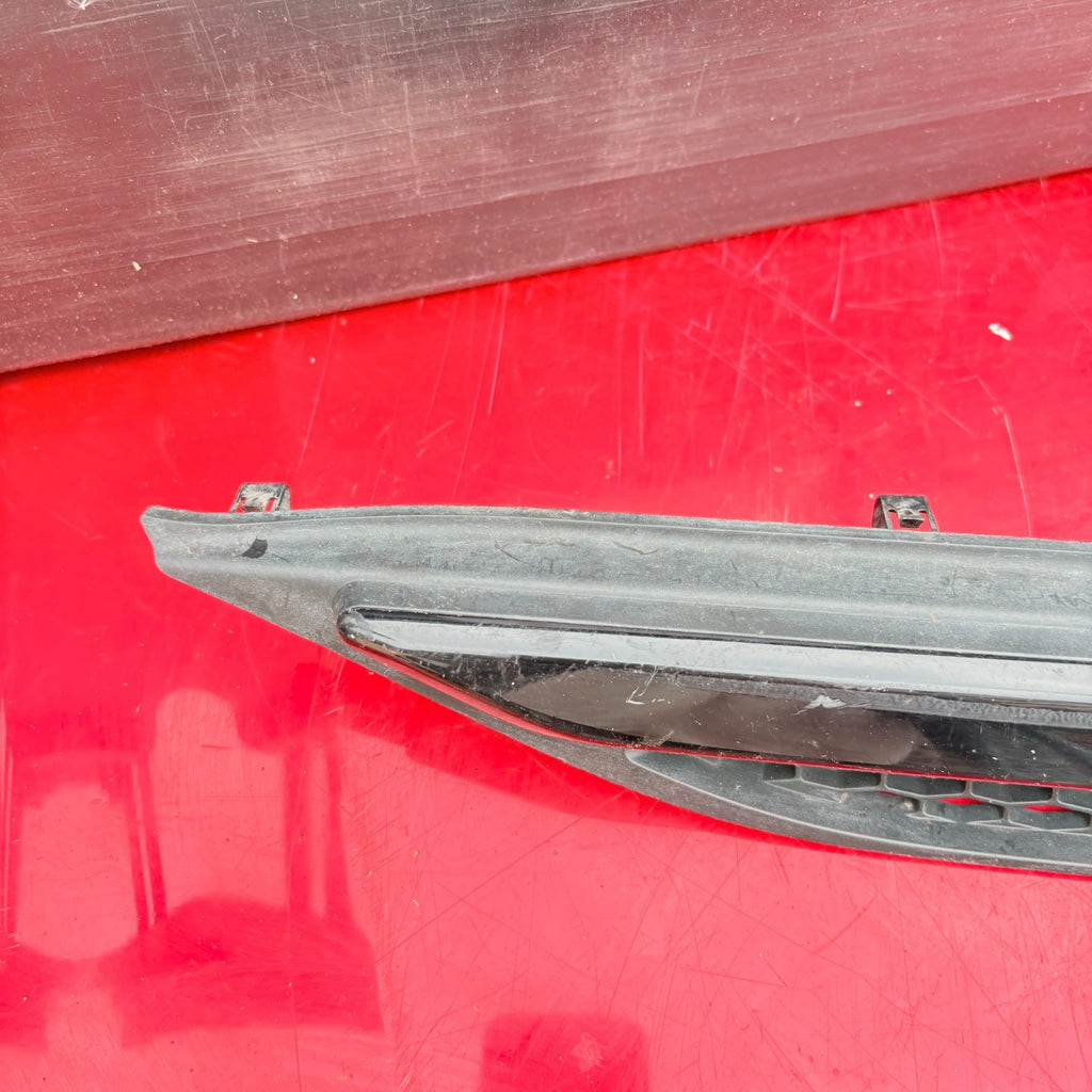 Range Rover Front Left Wing Side Vent Grille Trim BJ32-250B11-ABW Passenger