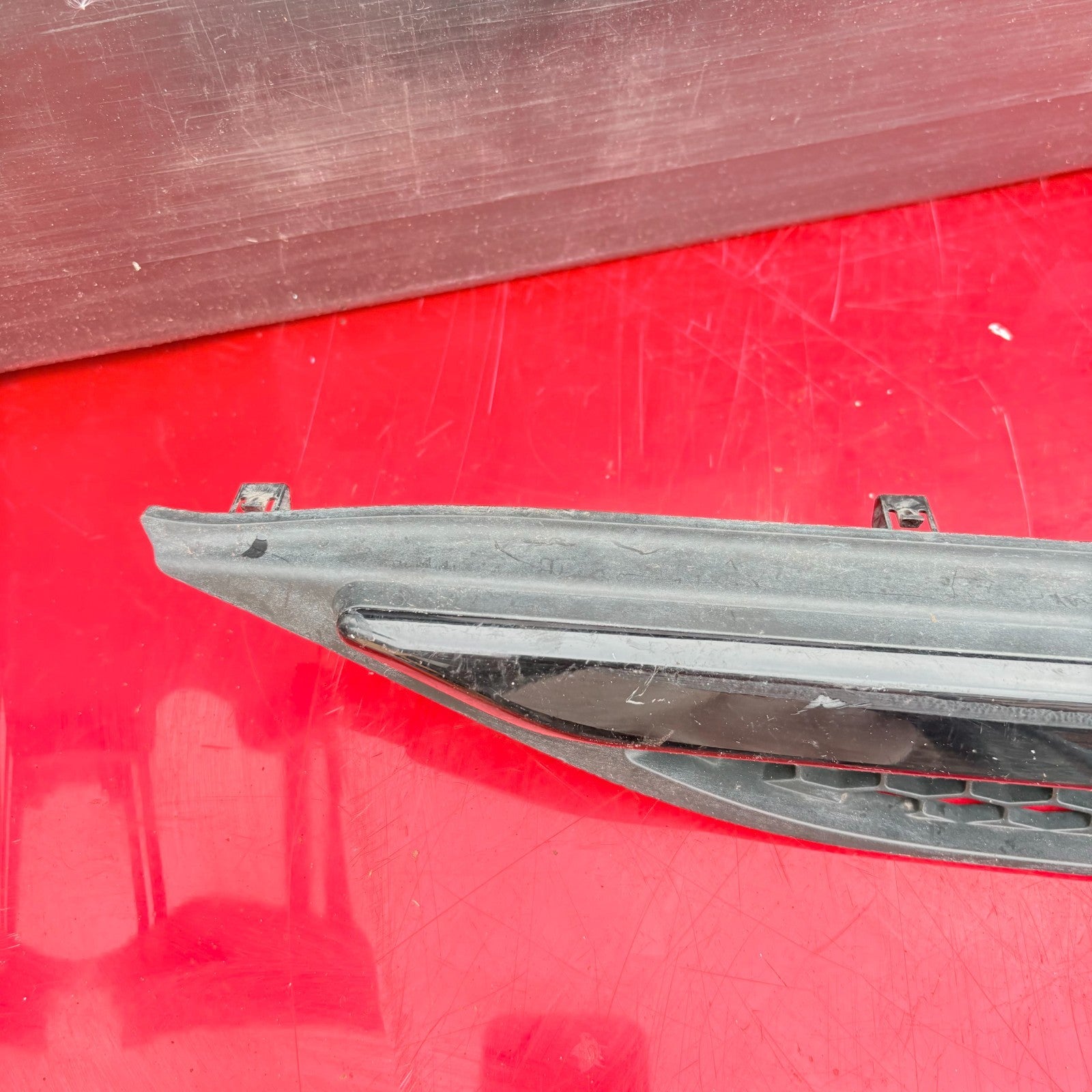 Range Rover Front Left Wing Side Vent Grille Trim BJ32-250B11-ABW Passenger