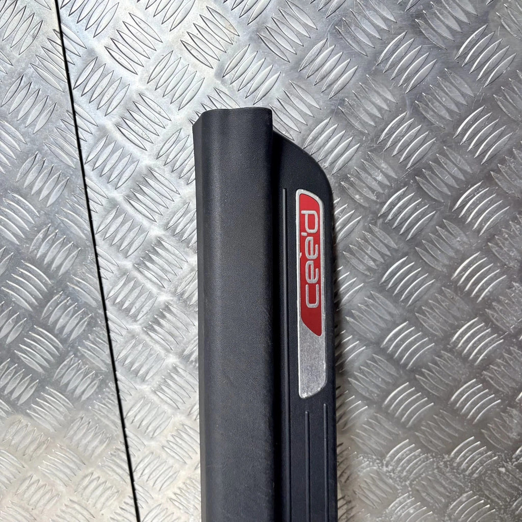 KIA CEED 2010 DRIVER FRONT DOOR INTERIOR SILL SCUFF COVER TRIM 85874-1H300