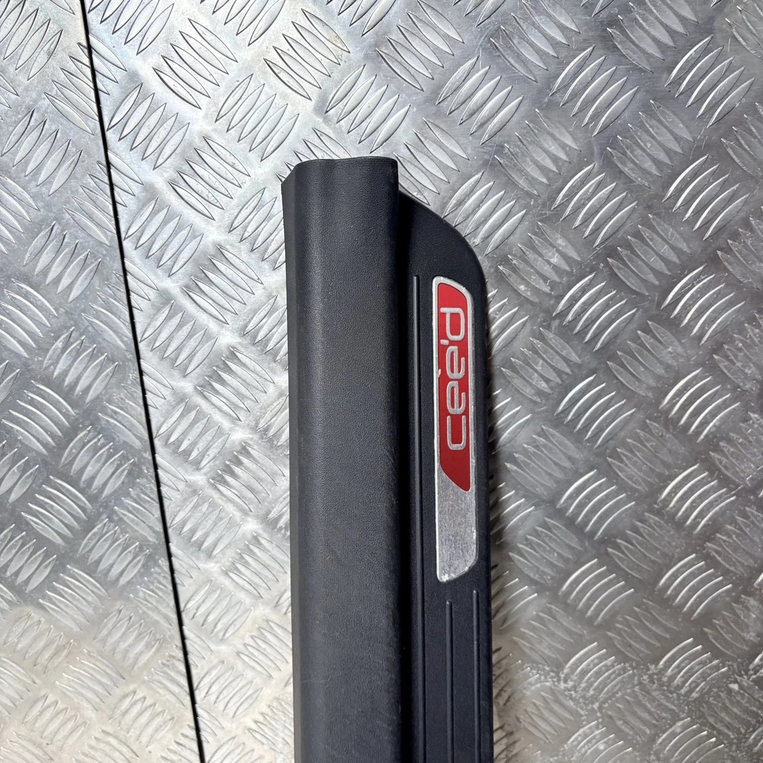 KIA CEED 2010 DRIVER FRONT DOOR INTERIOR SILL SCUFF COVER TRIM 85874-1H300