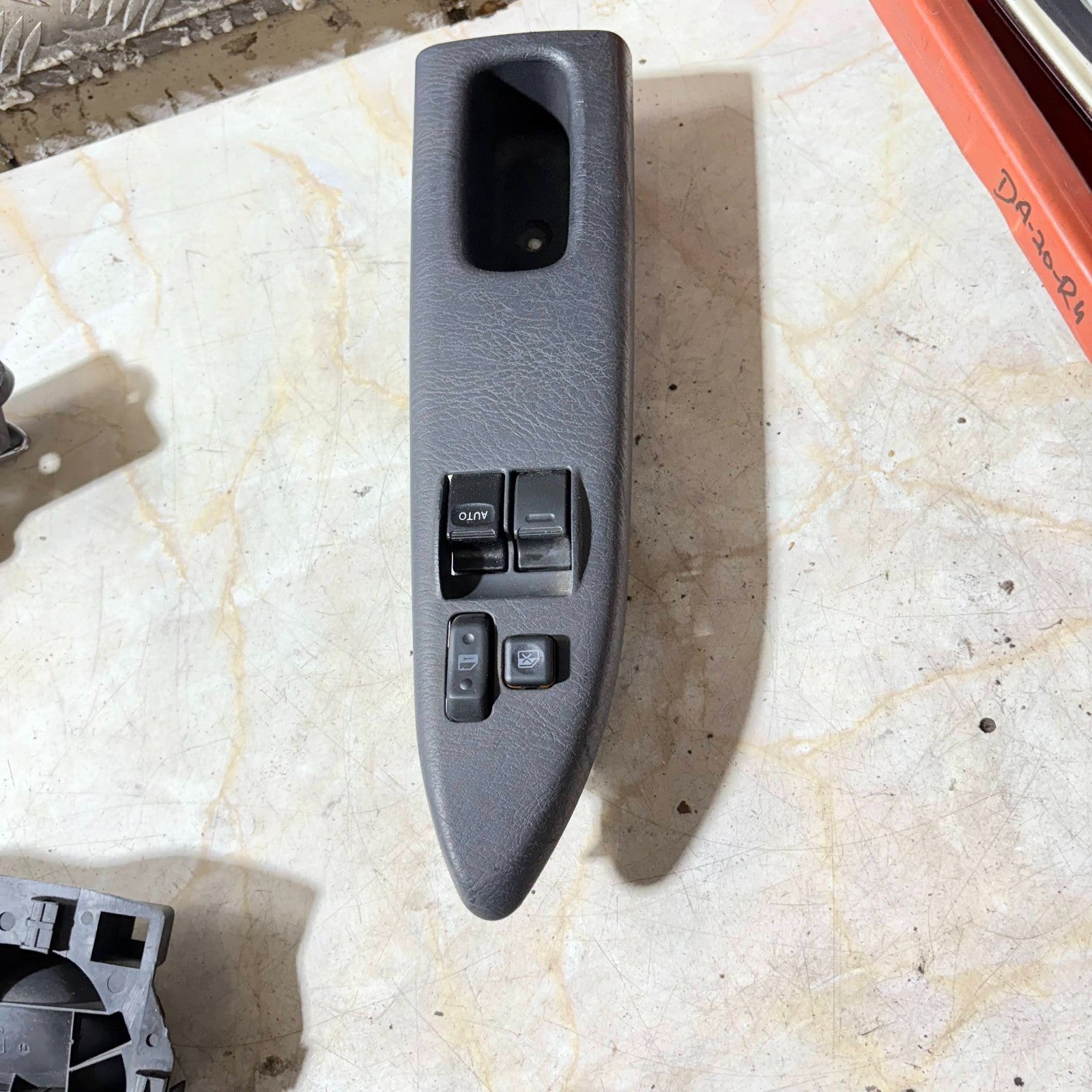 TOYOTA D4D FRONT DRIVER SIDE WINDOW CONTROL SWITCH