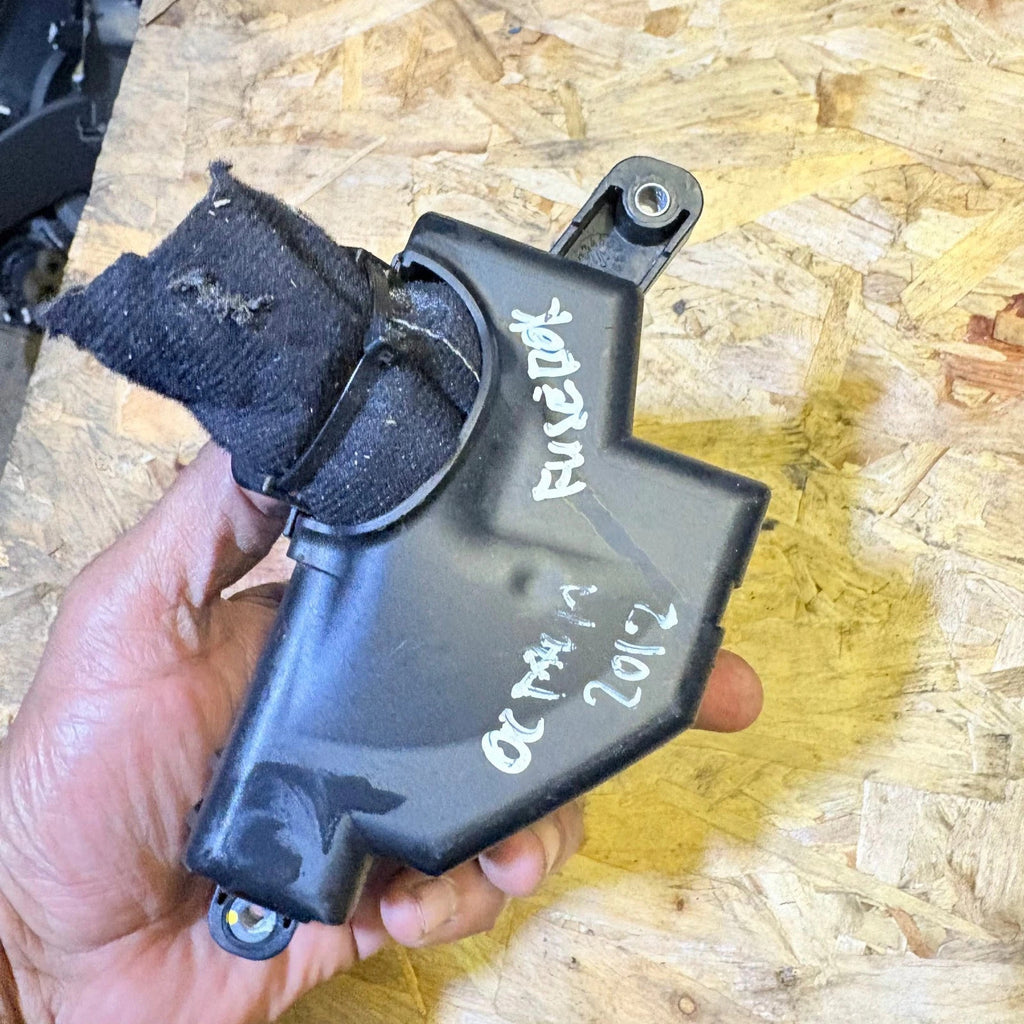 SKODA OCTAVIA MK3 FUSE RELAY BOX ENGINE BAY 2012-2015