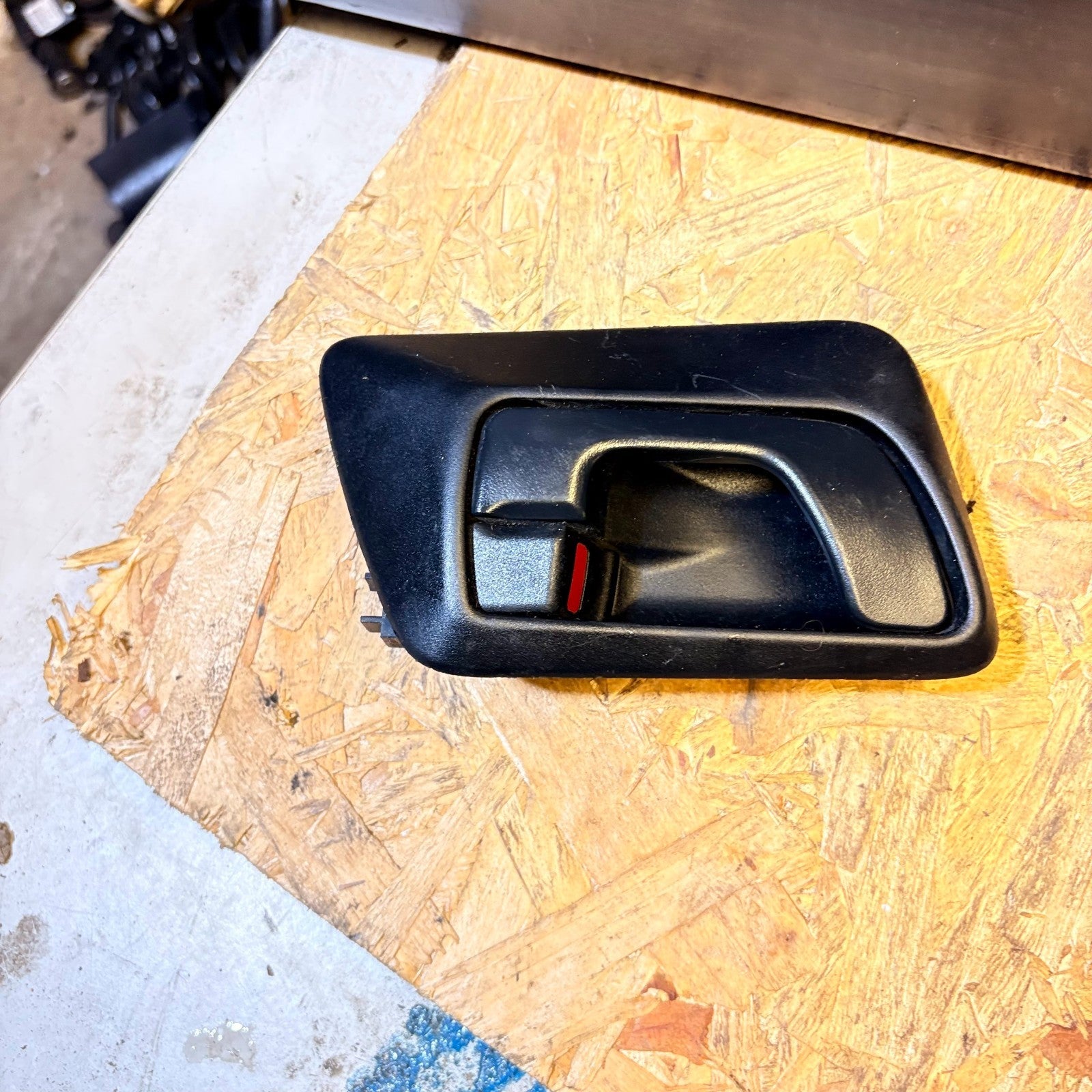 Inside Door Handle Right Rear for Mitsubishi SHOGUN 2004