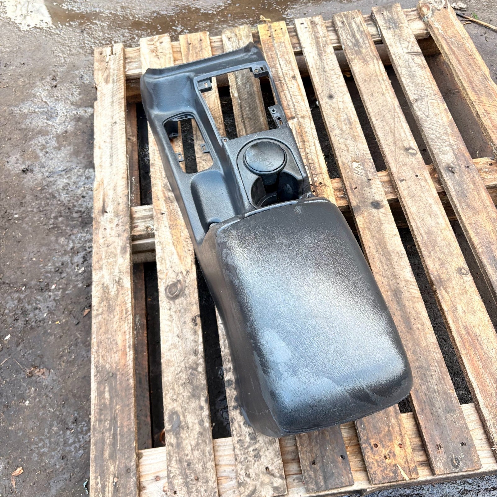 5GG05TRMA Jeep Cherokee KJ/Liberty 2002-2007 Auto Center Console Armrest