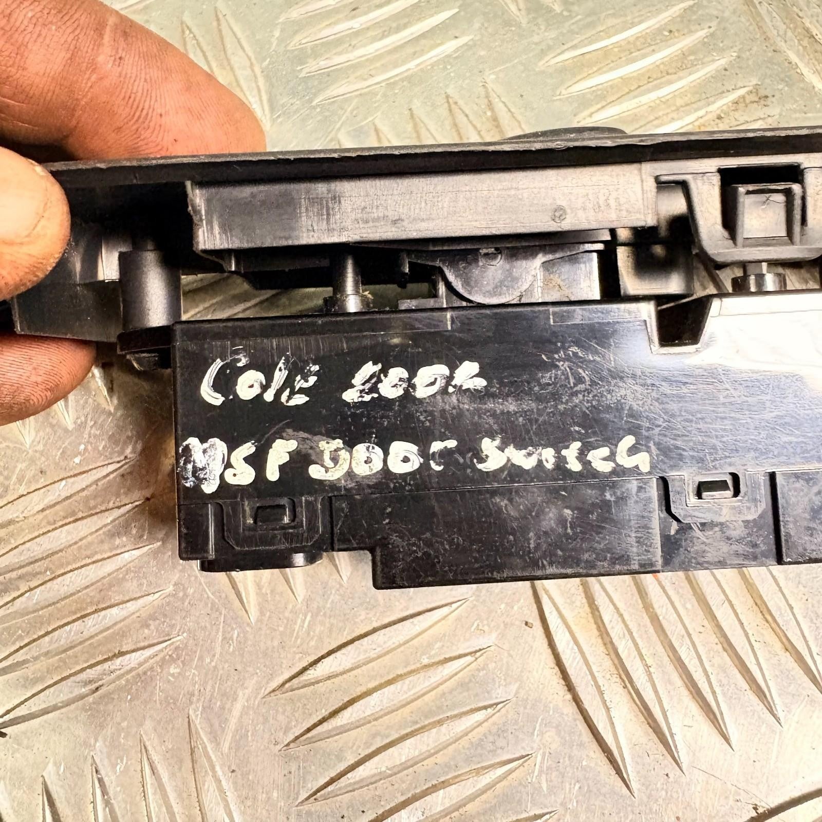2006 MITSUBISHI COLT FRONT LEFT PASSENGER SIDE WINDOW SWITCH 8608A077