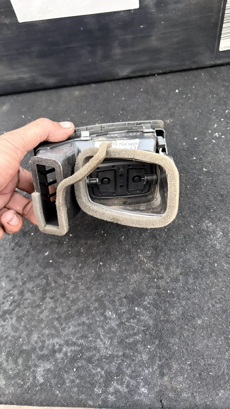 VW POLO 9N3 MK4 DRIVER/RIGHT SIDE FRONT AIR VENT DUCT 6Q0819704 2009