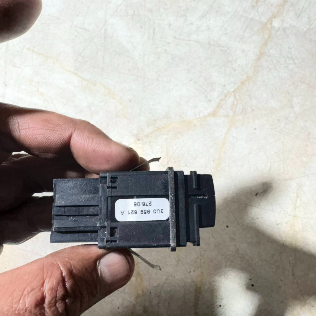 Skoda Superb Mk1 2001?2008 Heated Rear Window Demister Switch 3U0959621A