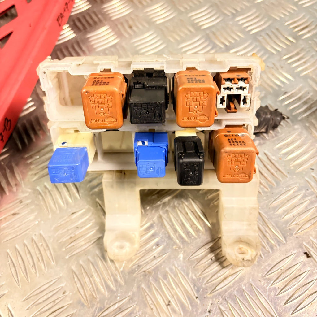 NISSAN X-TRAIL MK1 UNDER BONNET FUSE BOX BOARD 2001-07