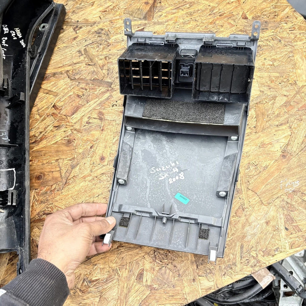 Suzuki SX4 Central Heater Vents Plastic Surround 2008 Reg 7382279J Centre Vent
