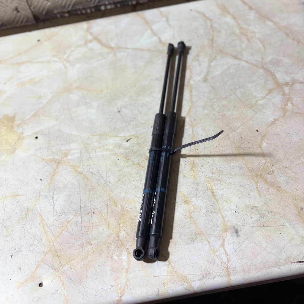 07-11 TOYOTA YARIS MK2 PAIR OF TAILGATE BOOT GAS STRUTS