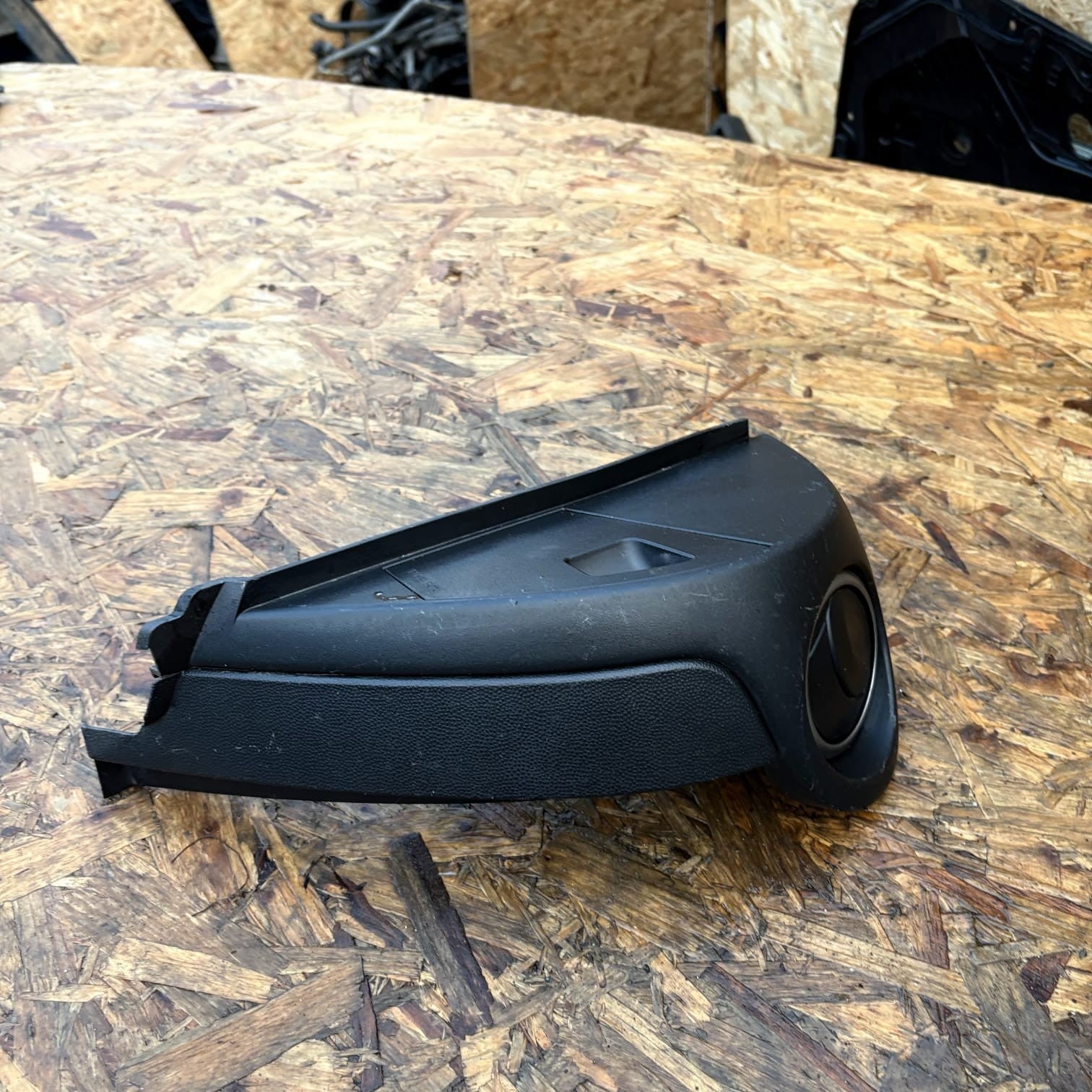 MAZDA 2 DE 2013 3DR PASSENGER SIDE DASH AIR VENT PLASTIC TRIM D65164281