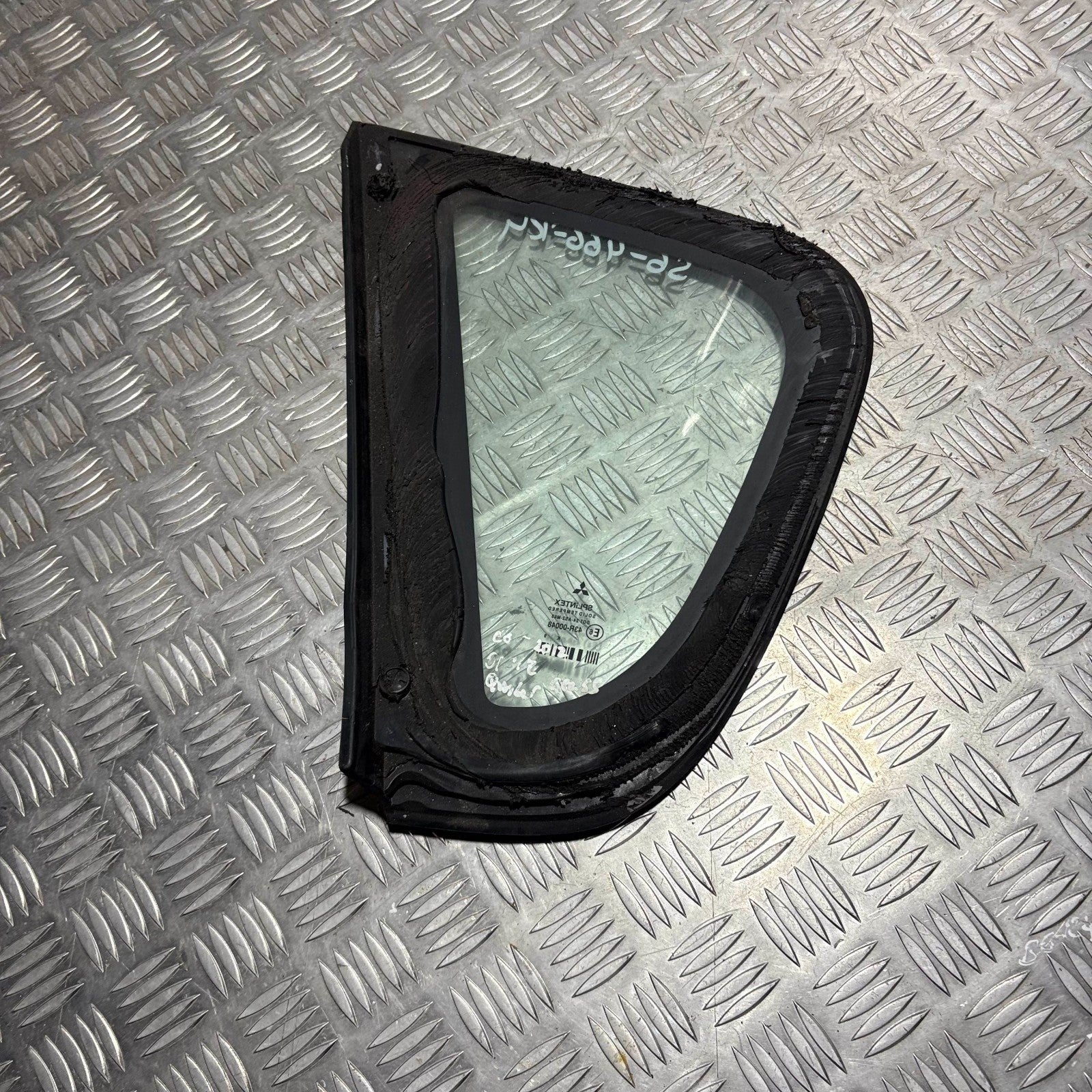 MITSUBISHI COLT MK6 Z30 5 DR REAR RIGHT QUARTER WINDOW GLASS 2004-2013 MR957060