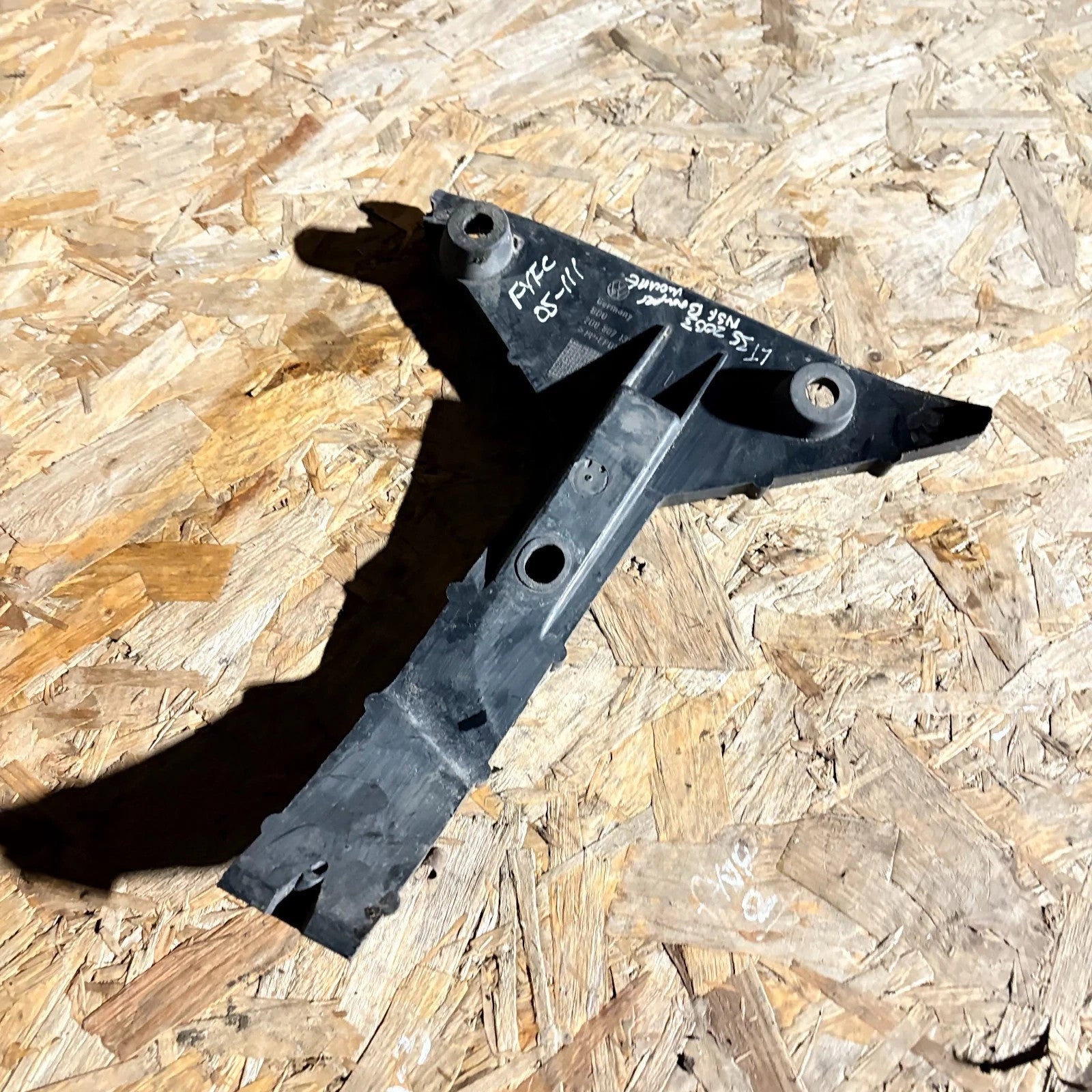 VW LT 35 1996?2006 Front Left Passenger Side Bumper Mount Bracket 2D0807135