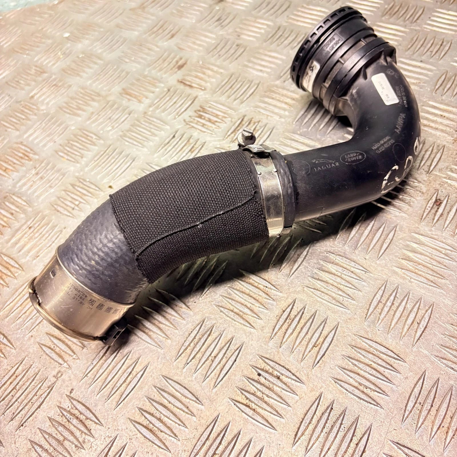 HJ32-6C646 Intercooler Hose 2.0D Evoque 2011-18 DiscoSport 2014- Velar 2017